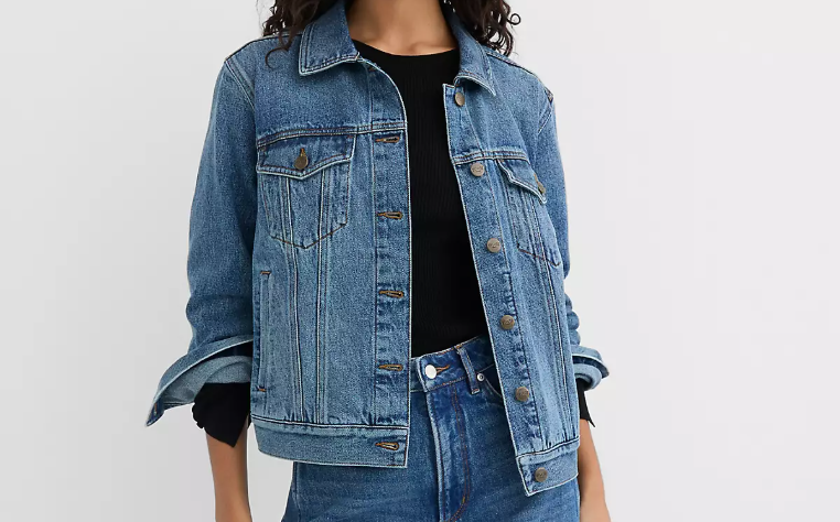 rivete cotton denim trucker jacket in vintage mid wash NEW